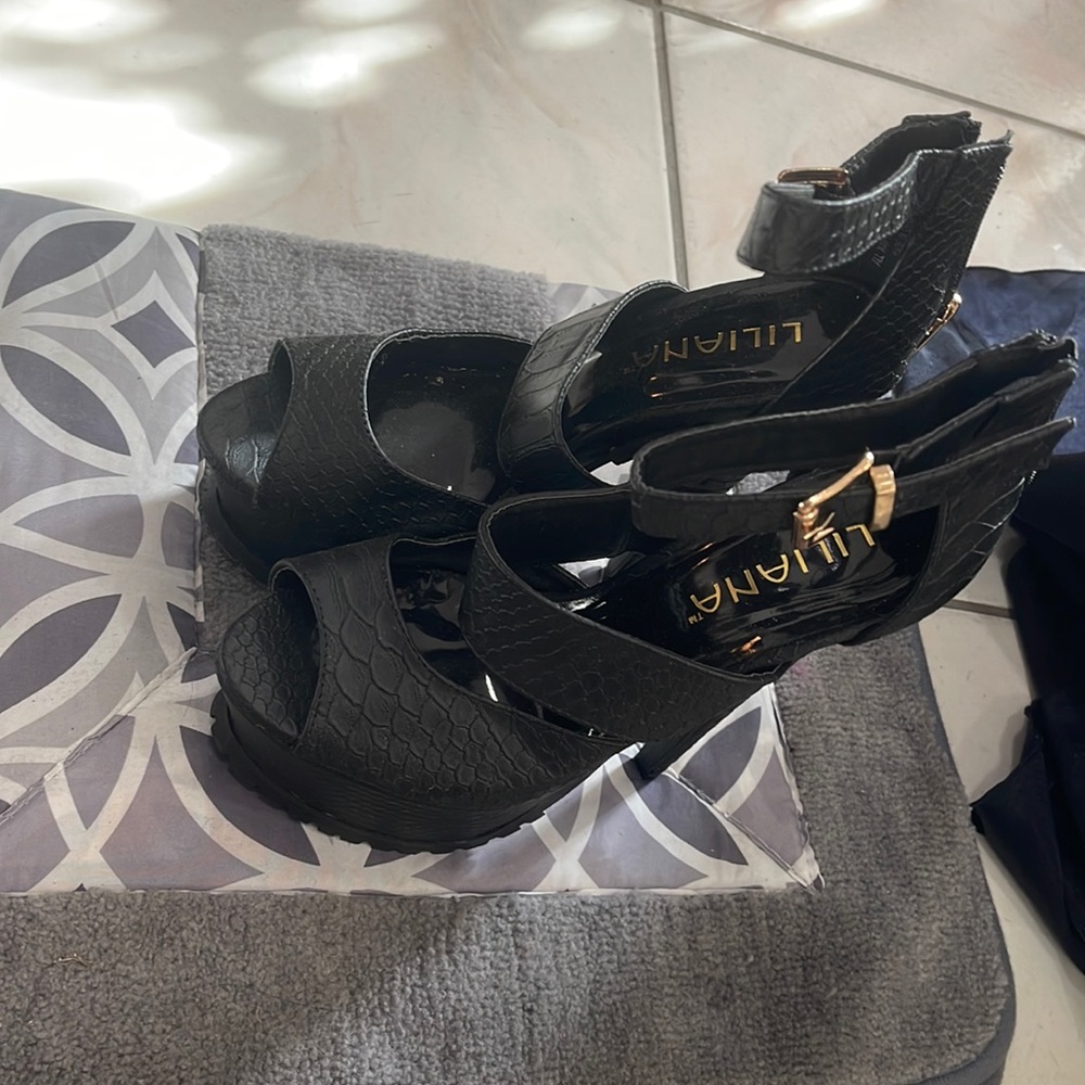 Brand liliana size 7 ankle heels